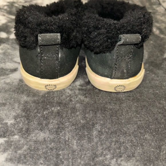 4 for $20 Size 2 Uggs - Picture 3 of 7